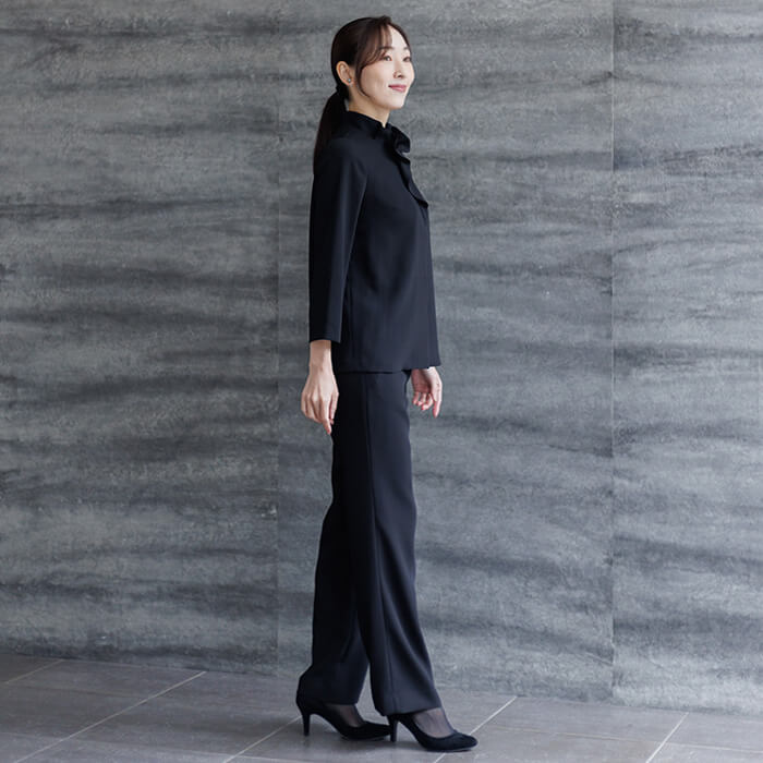 軽い着心地のパンツスーツ 11号・ブラック｜東京ソワールオンライン