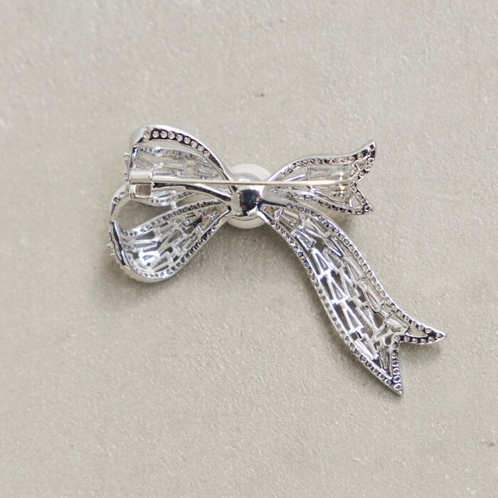 大粒パールのリボンブローチ ・シルバー｜東京ソワールオンラインストア