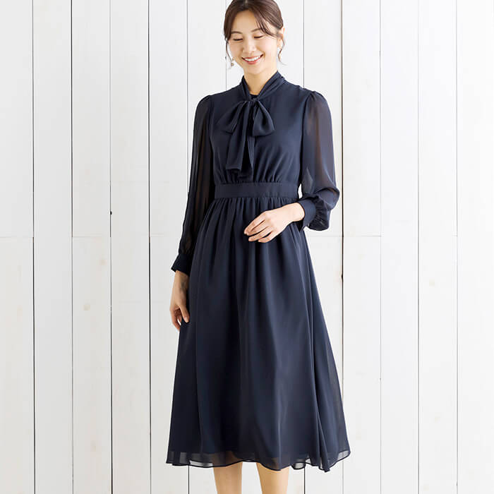 リボンタイ付きワンピのセレモニースーツ 13号・ネイビー｜東京