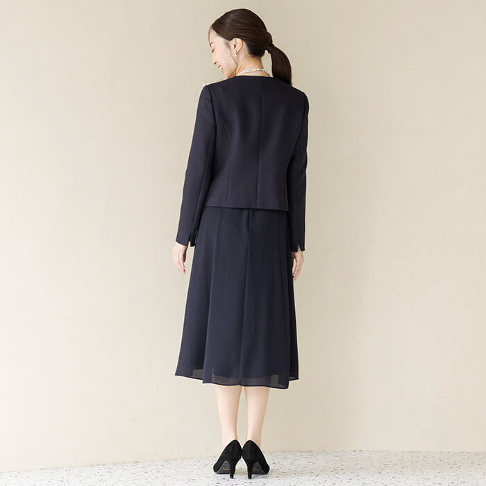 シンプルで上品な定番ネイビースーツ 9号・ネイビー｜東京ソワール