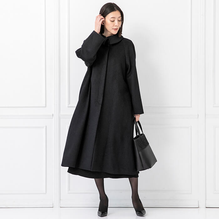 襟元がデザインポイントのアンゴラ混コート 9号・ブラック｜東京