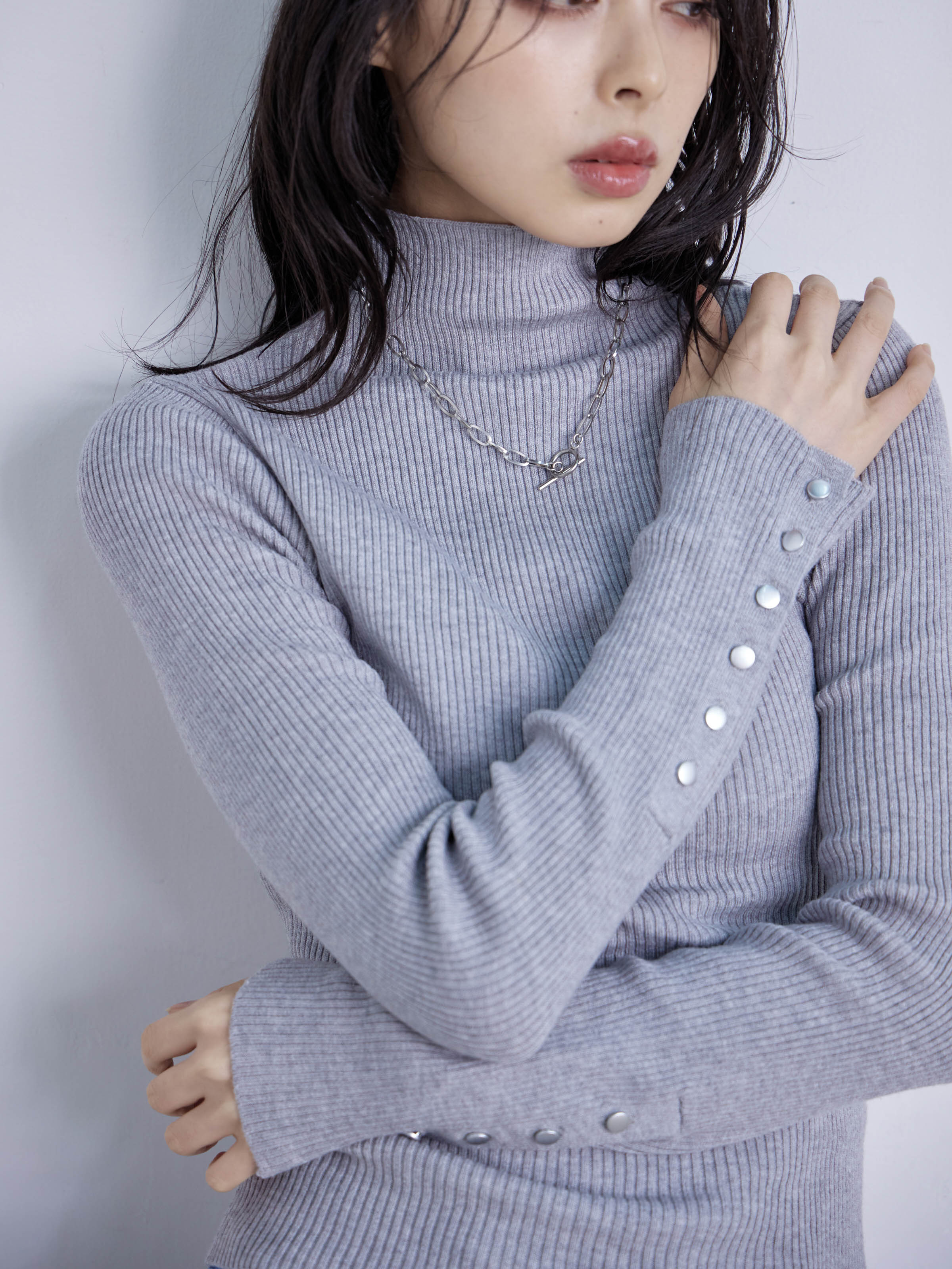 袖ボタンハイネックニット / グレー – fosie