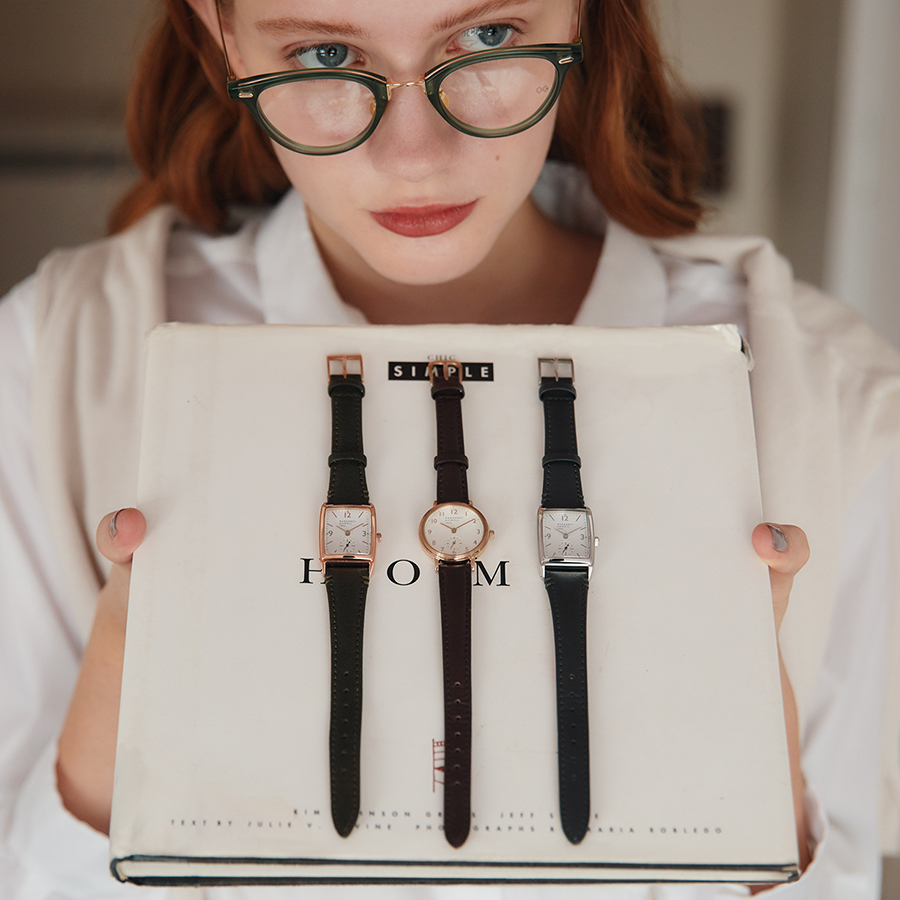 マーガレット・ハウエル》の腕時計は深みのあるニュアンスカラーの