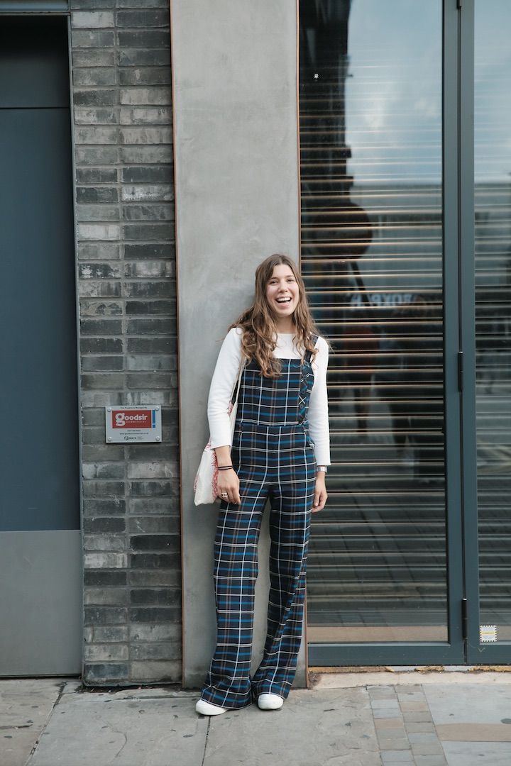 チェックのオーバーオールが印象的！インナーをシンプルが効いている