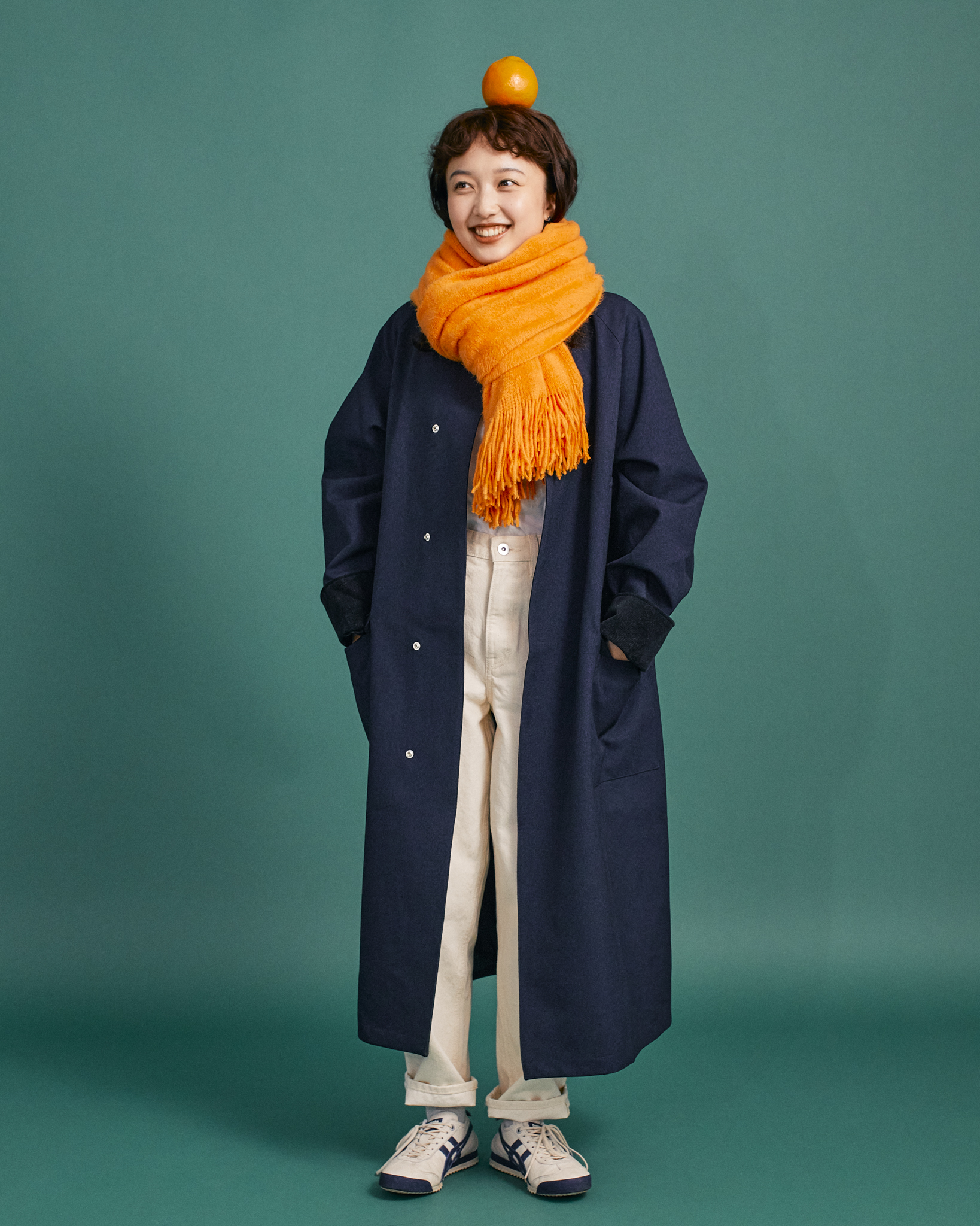 オレンジのマフラーで色差し。いつものコートに華やかさを添える